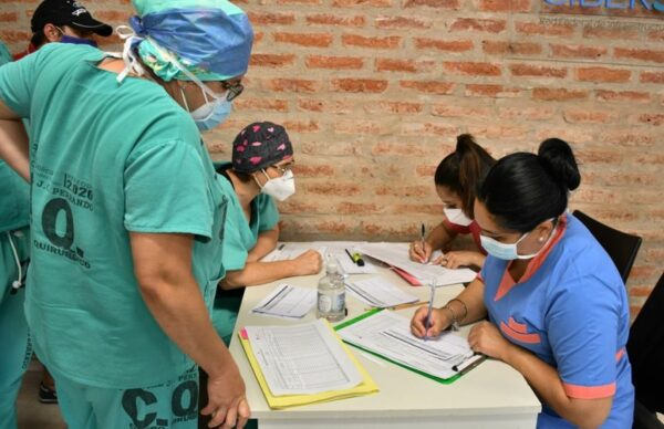 Covid 19 en Chaco: fueron vacunados los 1.400 trabajadores de la salud que dan batalla en la primera línea