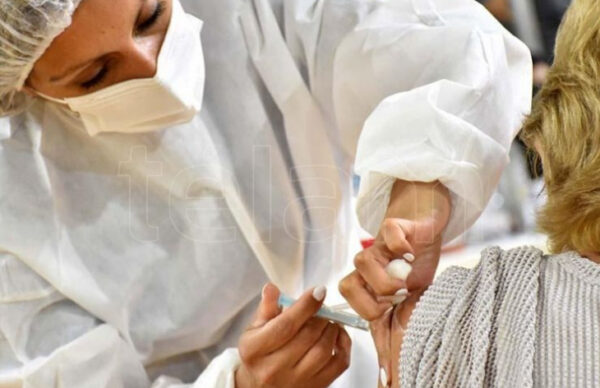Con las vacunas de la India, empezará la inmunización a mayores de 70