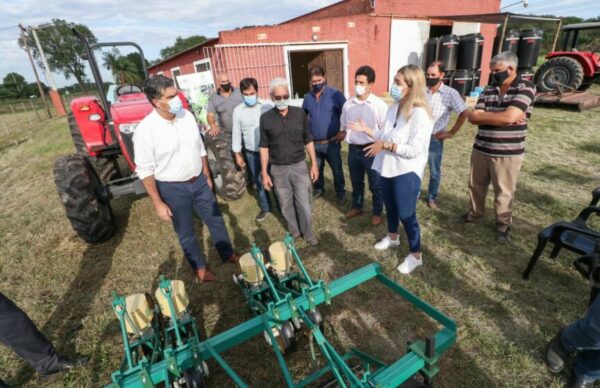 Consorcios Rurales: Capitanich entregó tractores y equipamientos en Colonia Benítez y Margarita Belén 1