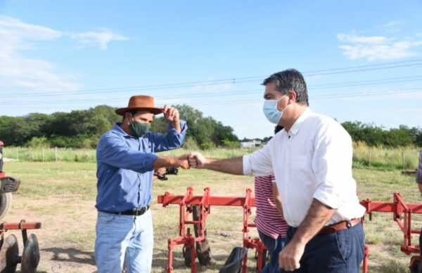 Consorcios Rurales: Capitanich entregó tractores y equipamientos en Colonia Benítez y Margarita Belén