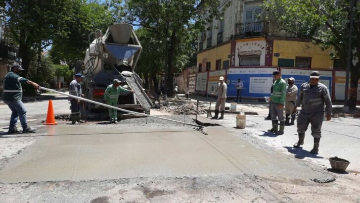 En Resistencia, continúan ejecutando trabajos de bacheo y acondicionamiento de calles no pavimentadas