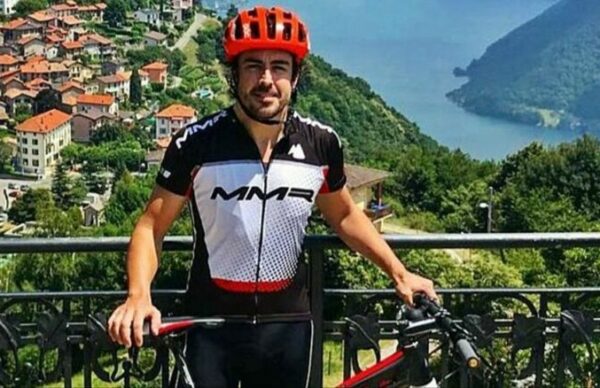 Fernando Alonso se recupera después de ser atropellado mientras se entrenaba en bicicleta 3