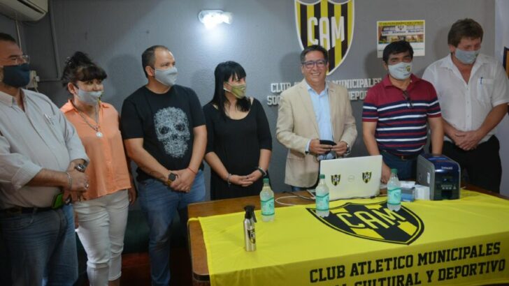 Gustavo Martínez y el Club Municipales presentaron el nuevo equipo para la impresión de carnets para socios