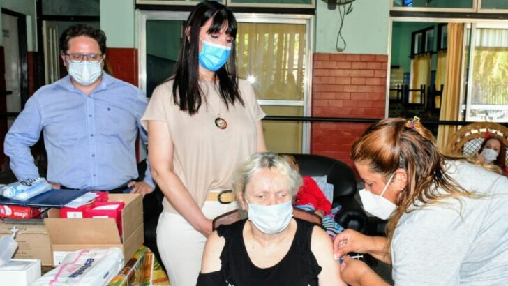 Operativo de vacunación: adultos mayores de residencias y personal de las fuerzas de seguridad recibieron dosis
