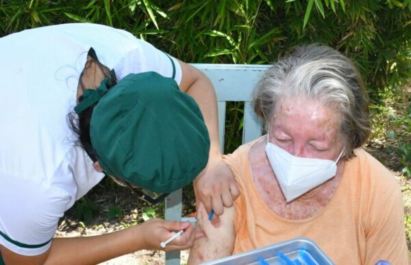 Operativo de vacunación: adultos mayores de residencias y personal de las fuerzas de seguridad recibieron dosis