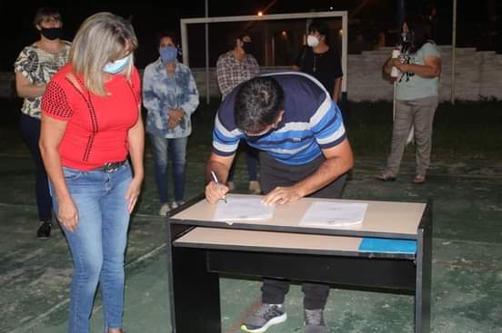 Puerto Vilelas: Municipio firmó convenio para el cuidado y mantenimiento del polideportivo San José