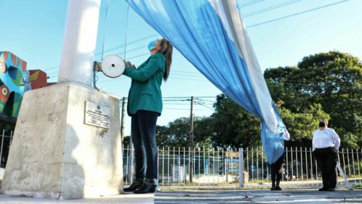 Día de la Memoria: Magda Ayala realizó el izamiento de la bandera