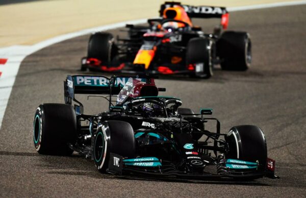 Hamilton abrió la temporada con una victoria en Bahréin 2