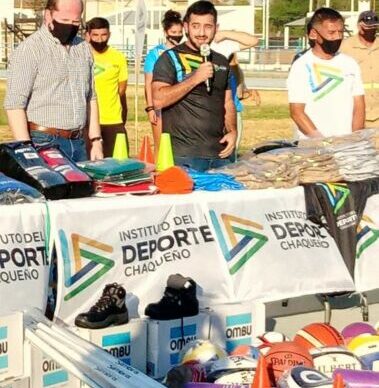 Instituto del Deporte Chaqueño: entregaron indumentarias y elementos deportivos al personal 2