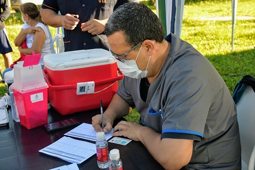 Plan Provincial de Vacunación: Salud Pública dispuso de una posta móvil en el barrio Los Troncos 2