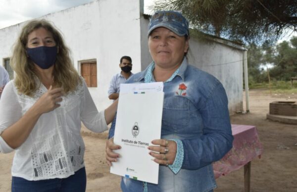 Regularización dominial en Miraflores: el Gobierno entregó adjudicaciones de tierras a  familias de pequeños productores 1