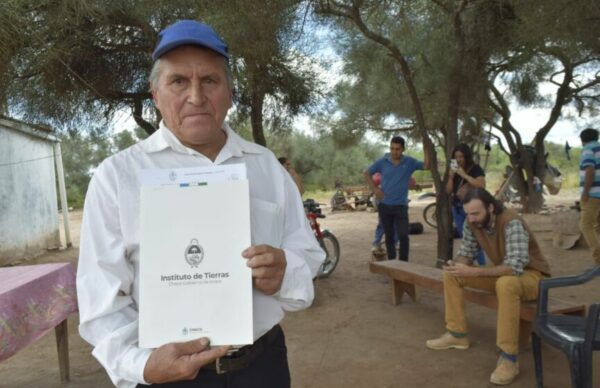 Regularización dominial en Miraflores: el Gobierno entregó adjudicaciones de tierras a  familias de pequeños productores