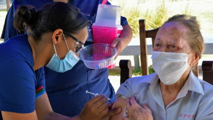 Vacunación contra el Covid 19 en Chaco: personas con factores de riesgo deben asistir con historia clínica que justifique la inscripción