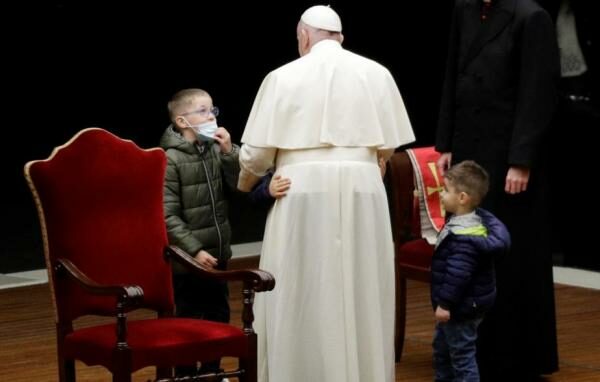 El Papa presidió en la Plaza San Pedro un Vía Crucis escrito por niños y jóvenes 1