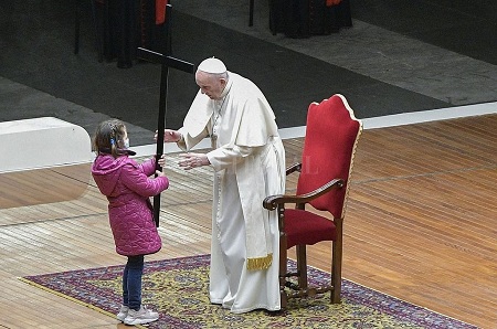 El Papa presidió en la Plaza San Pedro un Vía Crucis escrito por niños y jóvenes 3