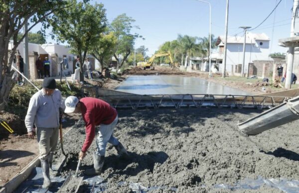 Capitanich supervisó obras de pavimento urbano en Las Breñas y Quitilipi