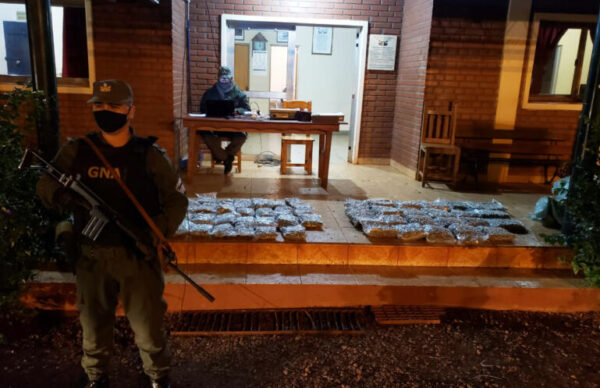 Misiones: Gendarmería secuestró 960 kilos de marihuana acopiados en el monte 2