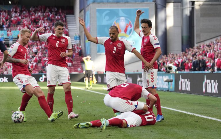 Eurocopa: Christian Eriksen se desplomó súbitamente durante el partido de su selección ante Finlandia 1