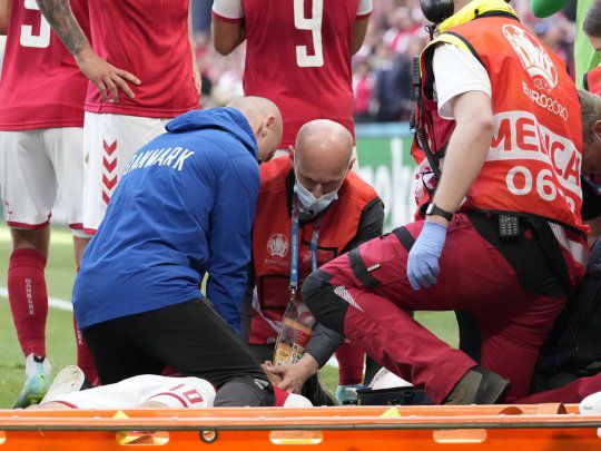 Eurocopa: Christian Eriksen se desplomó súbitamente durante el partido de su selección ante Finlandia 2