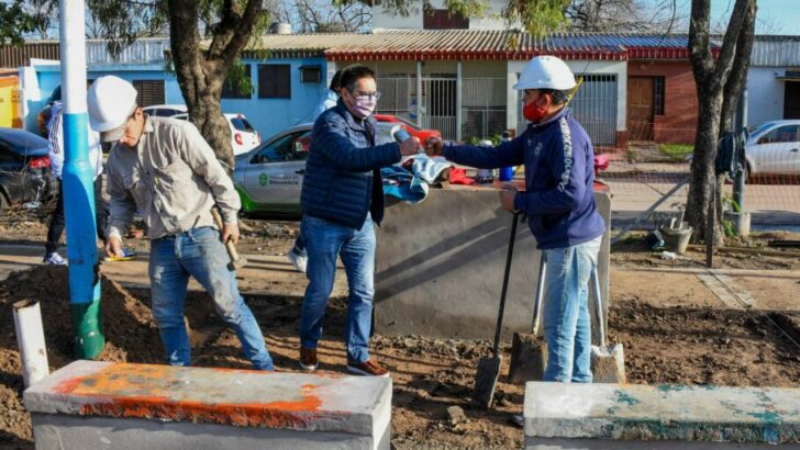 Gustavo Martínez recorrió las obras de remodelación de la plazoleta del barrio San Cayetano Ampliación