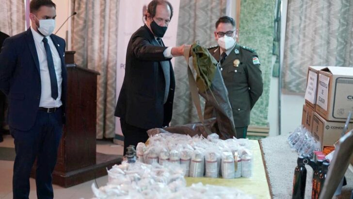 Bolivia exhibió las municiones encontradas