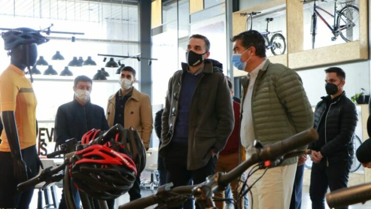 Capitanich visitó una fábrica de bicicletas que busca ampliar su planta de empleados