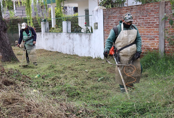 Villa Río Negro: el Municipio realizó un saneamiento integral con desmalezado, recolección de residuos y erradicación de minibasurales 1