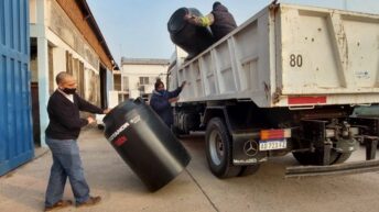 Déficit hídrico en Sáenz Peña: la APA entregó tanques de 500 litros para colonias y barrios