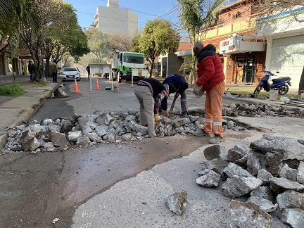 El tránsito en Resistencia: el Municipio avanzó con la reparación de baches de la calle Ameghino