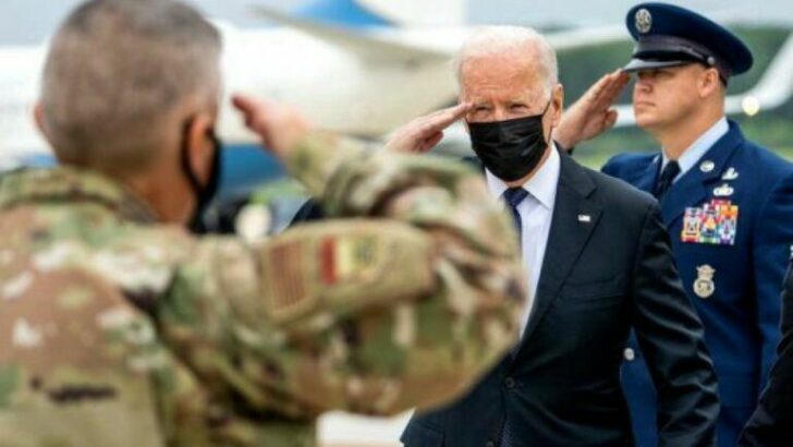Joe Biden recibió los restos de los 13 soldados muertos en Kabul