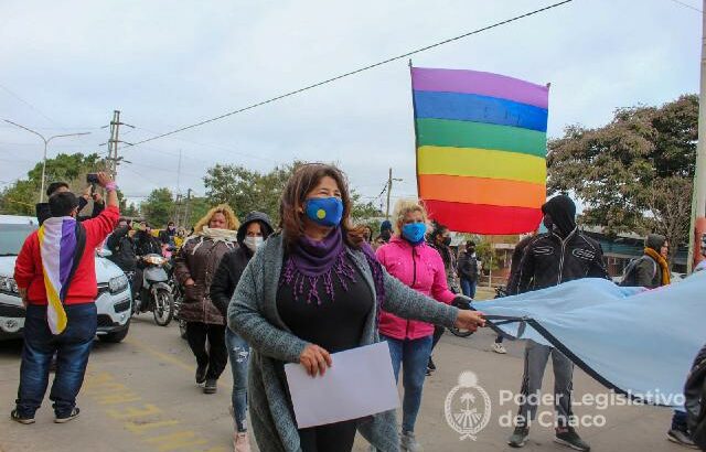 La diputada Cristaldo presenció la llegada de la bandera que representa el emblema del Orgullo Travesti/trans