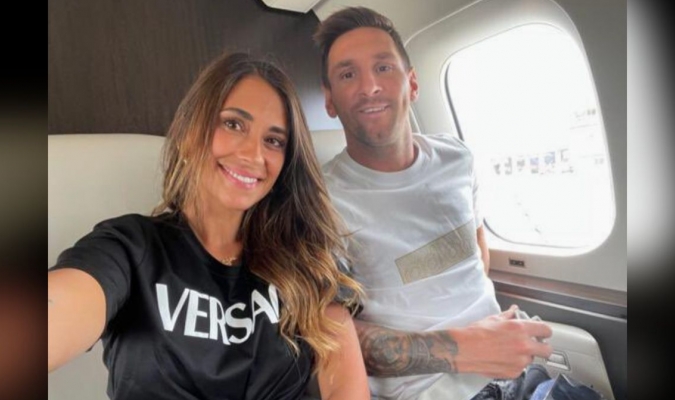 Messi viajó a París y el PSG lo espera con los brazos abierto