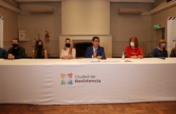 “Club al Día”: Gustavo Martínez firmó convenios con cuatro clubes para el canje de deudas a cambio de difusión de campañas contra la violencia de género