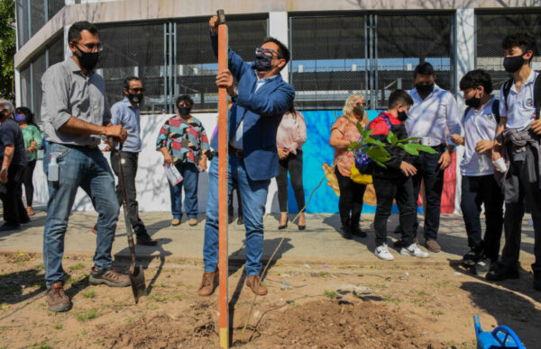 “Conciencia ambiental”: se inauguró el Paseo de Murales en el exterior del Colegio Industrial 2