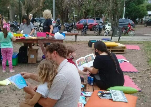 Feria de la Colonia: más de 80 lectores disfrutaron las lecturas de la andariega