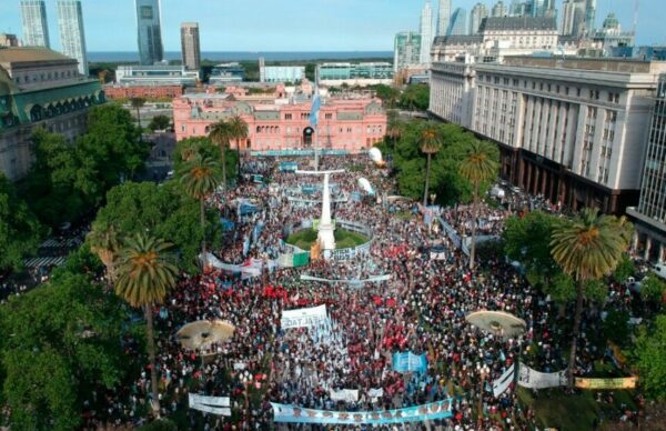 En el Día de la Lealtad se volvió llenar la Plaza de Mayo 1