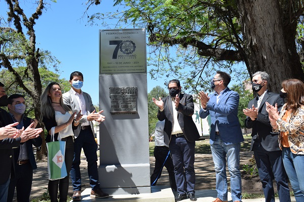 La Fechaco cumple su 70° aniversario y Resistencia reconoció la trayectoria de la institución con una placa en la plaza 25 de Mayo