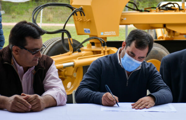 Lifton y Asociación de Consorcios Rurales firmaron convenio para la adquisición de maquinaria vial de fabricación local
