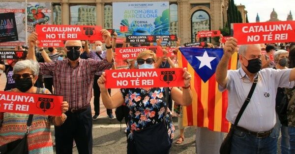 Repudio a la monarquía en Cataluña: Manifestantes quemaron tres banderas españolas 1