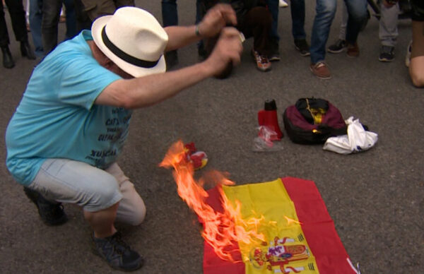 Repudio a la monarquía en Cataluña: Manifestantes quemaron tres banderas españolas