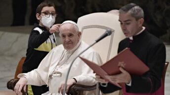Un simpático momento: un niño le quiso “robar” el solideo al Papa