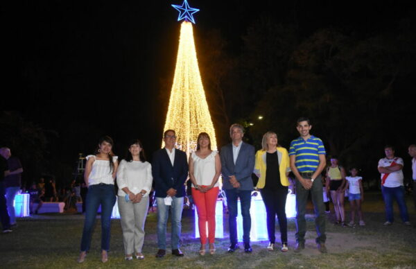 Gustavo Martínez encendió el árbol navideño de Resistencia en la plaza 25 de Mayo y expresó sus deseos de que “esta etapa que está por arrancar sea mucho mejor”
