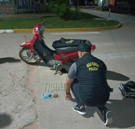 Narcomenudeo en Campo Largo: huyó y arrojó 65 bochitas de marihuana