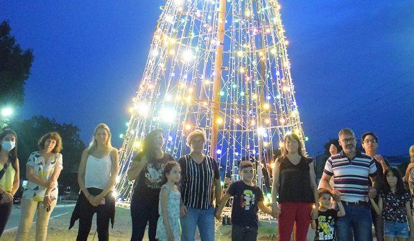 Resistencia encendió el árbol de navidad ubicado en el cruce de las avenidas Hernandarias y Alvear