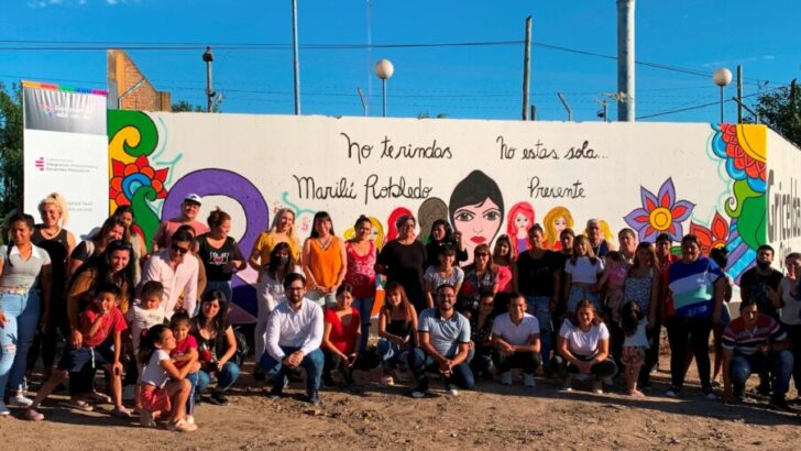 Resistencia inauguró un mural y colocó un banco rojo en el barrio Don Bosco para recordar a Marilú Robledo