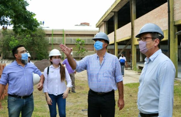 Capitanich supervisó las obras de remodelación de la escuela N°11 "Lino Torres" 1