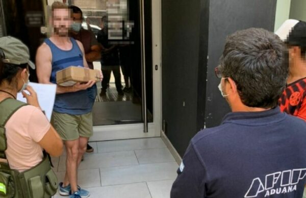 Córdoba: Gendarmería secuestró 60 frascos de "popper" 2