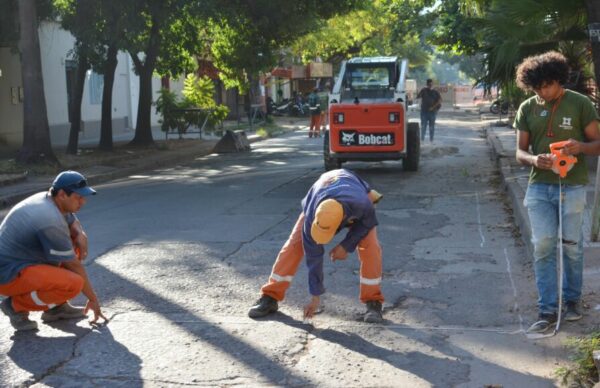 El Municipio de Resistencia avanza con trabajos de bacheo sobre la calle Obligado 1