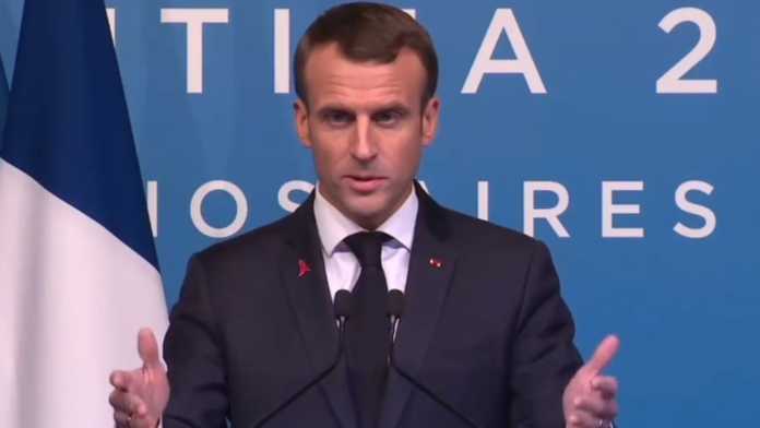Macron calificó de “emmerder” a los antivacunas