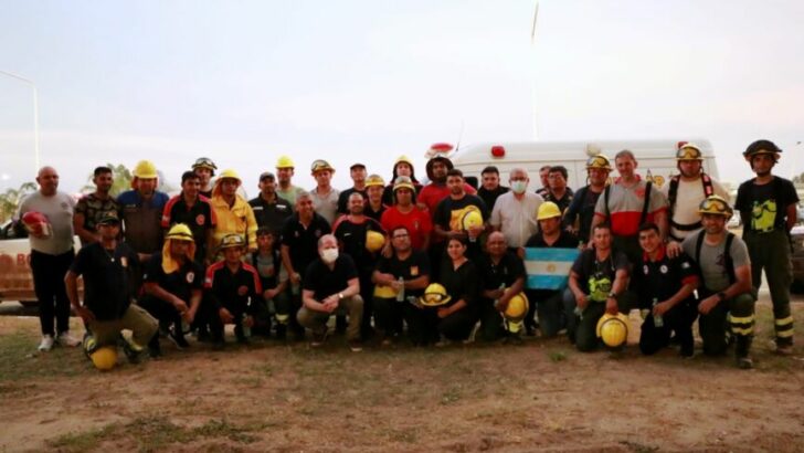 Emotivo recibimiento a bomberos voluntarios chaqueños que ayudaron a sofocar incendios en Corrientes